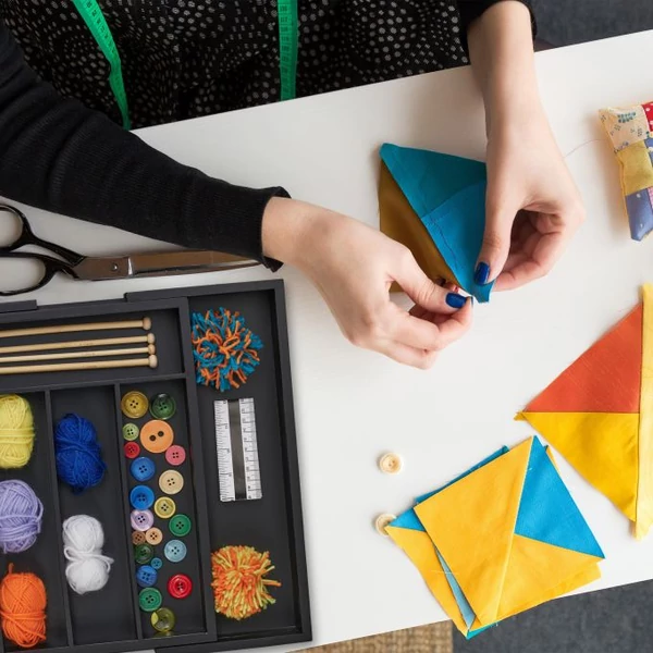 Fekete színű bambusz fiókbetét hobbi célú apróságok tárolására használva