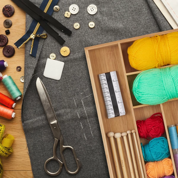 Adala evőeszköztartó fiókbetét varróeszközök tárolására használva