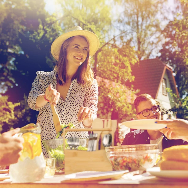 Aida álló evőeszköztartó doboz piknikezés közben különböző evőeszközökkel