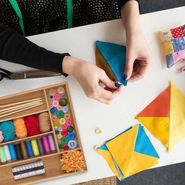 Emina bambuszból készült fiókbetét és fiókrendszerező különböző kézműves kellékekkel