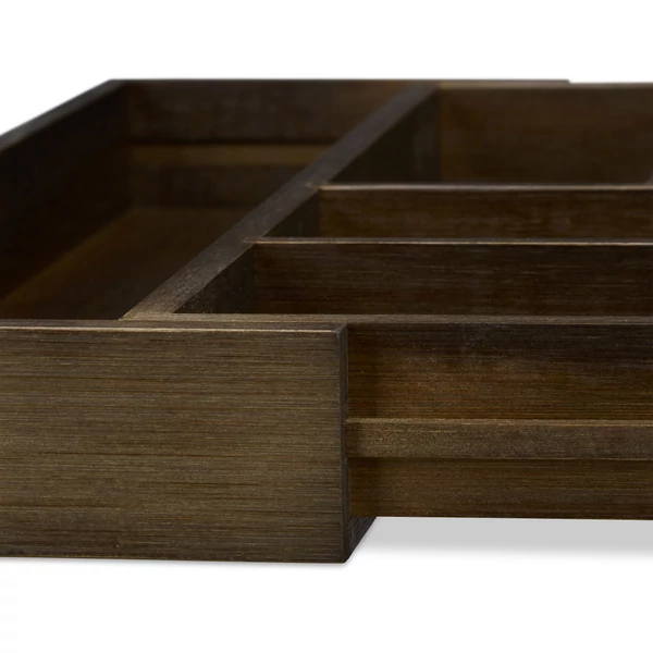 Sötétbarnára lakkozott evőeszköztartó és fiókbetét kihúzható része oldalról