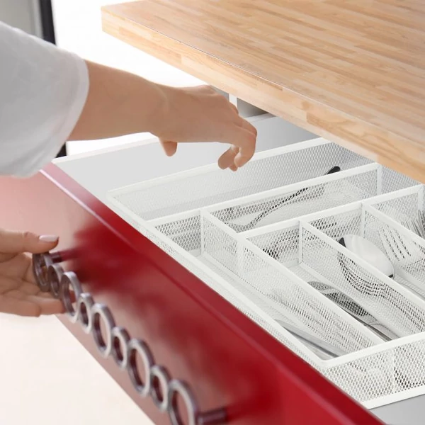 Fémből készült hálós evőeszköztartós fiókbetét piros konyhabútorban