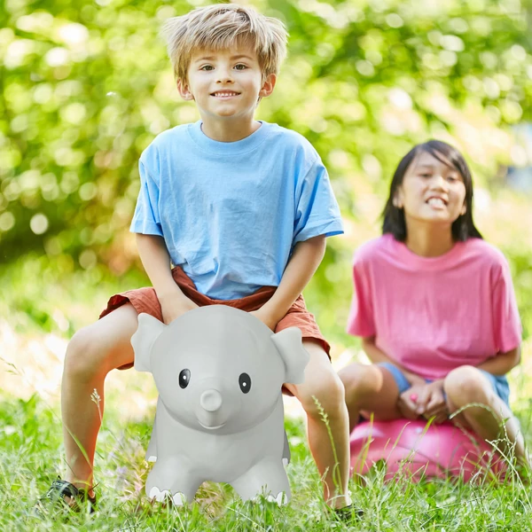 Urgáló állat elefánt formában szürke színben egy kisfiúval a hátán kint a szabadban