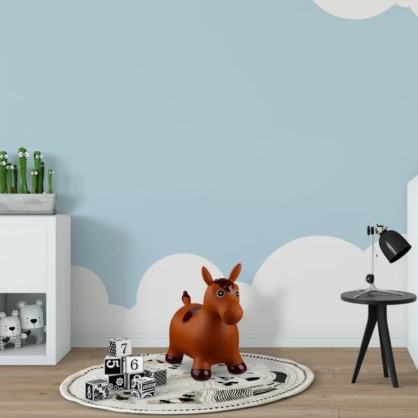 Gyerekszoba közepén elhelyezett ugráló póni felfújva használatra készen