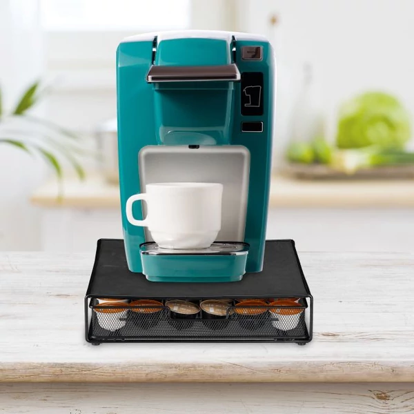 Kapszulás kávéfőző előtt elhelyezett dolce gusto kapszulatartó