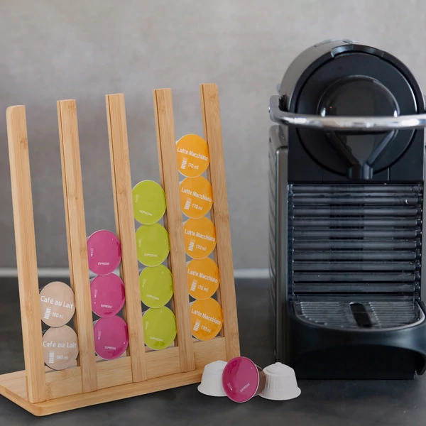 Dolce gusto kávékapszulák tárolására alkalmas bambusz állvány a konyhapulton