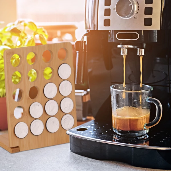 Nespresso kapszulás kávéfőző mellett a konyhapulton elhelyezett 20 férőhelyes kávékapszulatartó állvány bambuszból