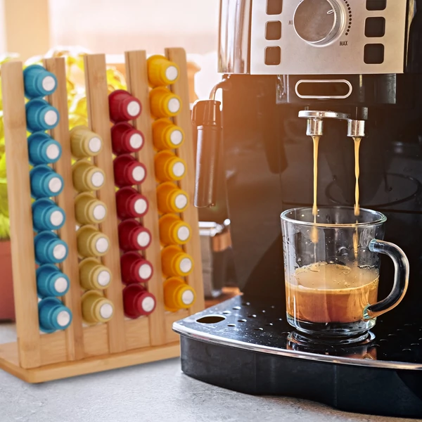 Nespresso Kapszulás kávéfőző mellett elhelyezett kapszulatartó állvány bambuszból