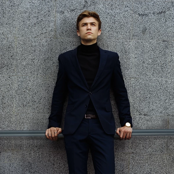 fali lépcsőkorlát 200 cm antracit színben egy szürke falon