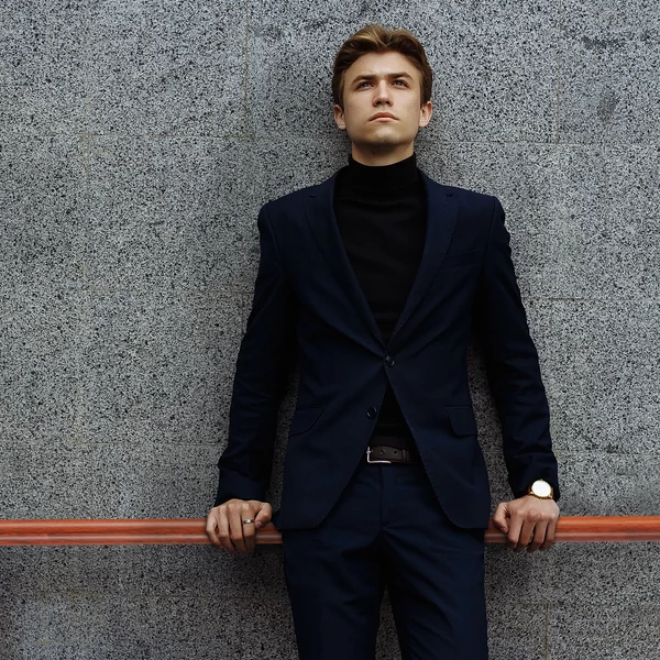 falra szerelhető hosszú lépcsőkorlát lépcső kapaszkodó modern megjelenéssel