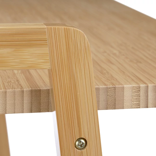 Tömör bambuszból készült számítógép asztal és íróasztal baloldali sarka közelről