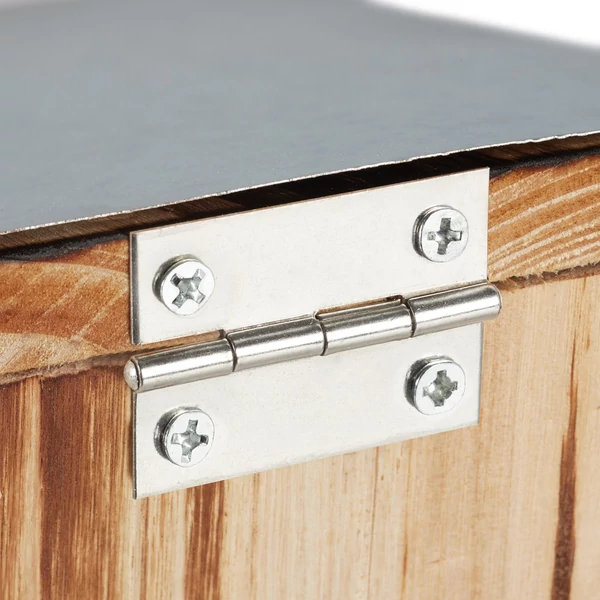 Zsanérral nyitható tetejű acél rátéttel felszerelt mókusetető tetőrésze hátulról