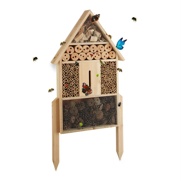 Nat lábakon álló leszúrható rovarhotel fából különböző kiegészítőkkel feltöltve