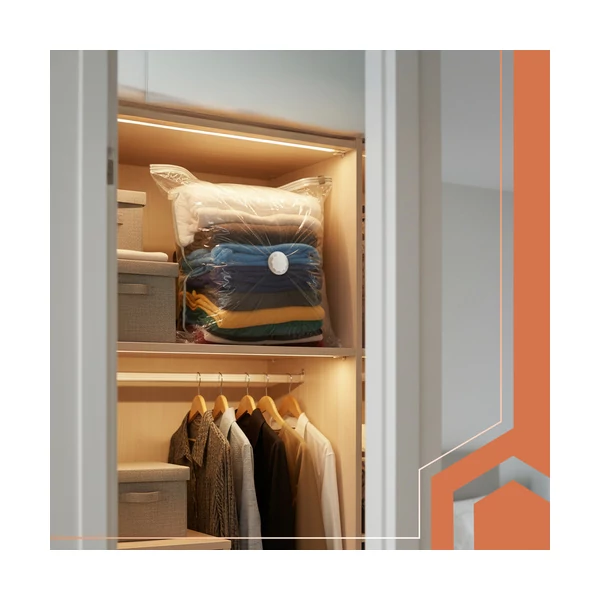 Vákuumos ruhatároló zsákokban a szekrénybe elpakolt téli ruhák