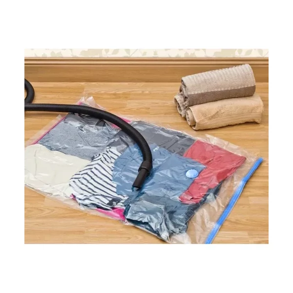 Feltekerhető vákuumos tárolózsák vákuumzsák ruhákkal feltöltve és karikára feltekerve