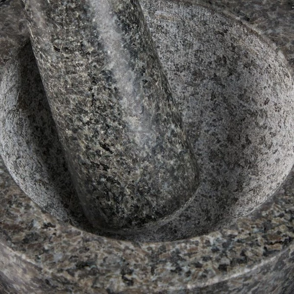 Gránit mozsár belső része a benne elhelyezett törővel szürke színben