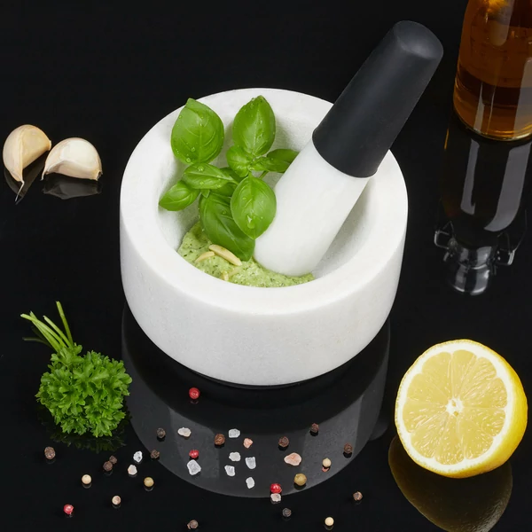 Fehér színű mozsár márványból egy gyors pestó elkészítése közben felülnézetből