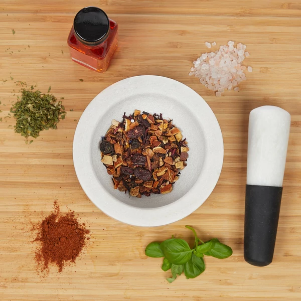 Készül a kedvenc sültcsirkéhez használható fűszerkeverék egy 14 cm átmérőjű fehér márványmozsár belsejében