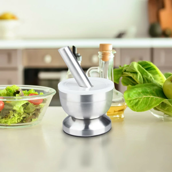 Kisméretű rozsdamentes acél mozsár a konyhapulton praktikus műanyag visszazárható tetővel