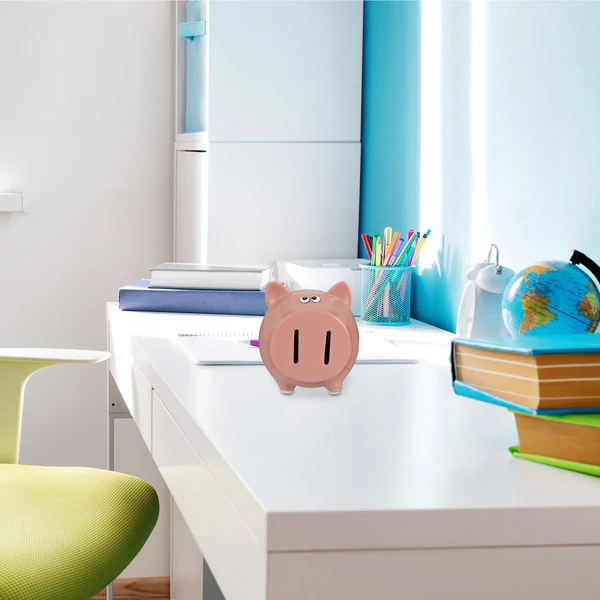 Rózsaszín malacpersely egy fehér színű étkezőpulton a konyhában