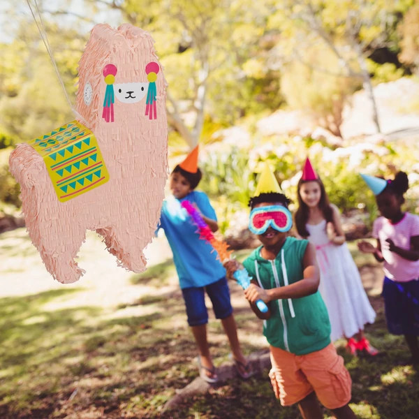 Bekötött szemű gyerekek egy születésnapi zsron, ahogy éppen hozzákezdenek egy alpaka formáj pinata szétveréséhez
