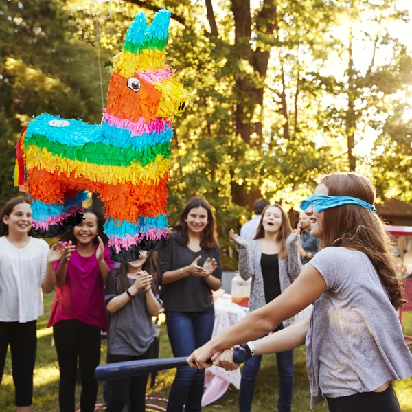 Láma formájú pinata egy gyerekzsúr középpontjában