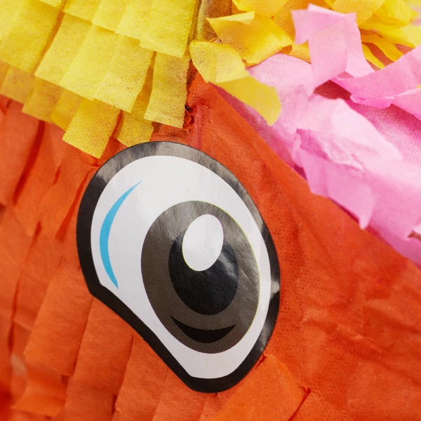 Színes láma pinata feje közelről