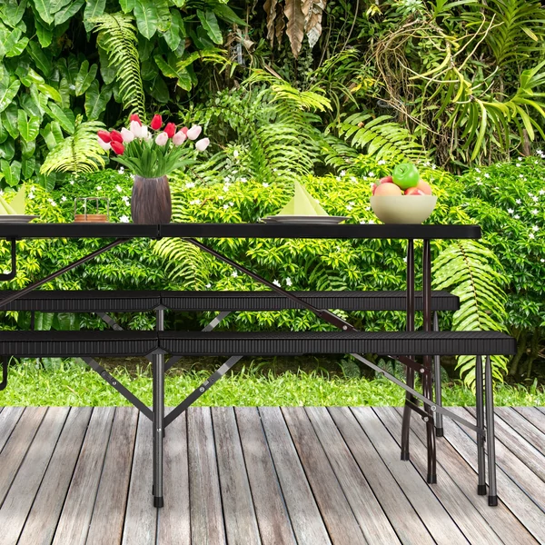 Két darab fekete színű műrattan sörpad egy nagyobb méretű fával burkolt teraszon elhelyezve