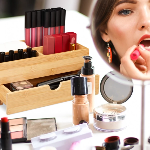 Sminkelő hölgy nézi magát a tükörben előtte egy löjang bambusz smink rendszerező