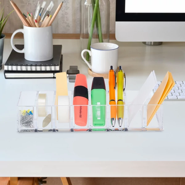 Lina akril smink tároló és rendszerező asztali rendszerezőként használva tollakkal és radírral