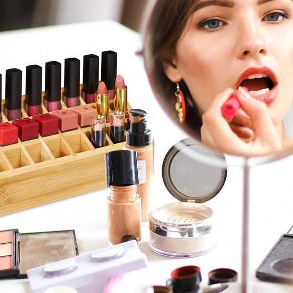 Éppen saját magát sminkelő hölgy a háttérben egy bambusz rúzstartóval