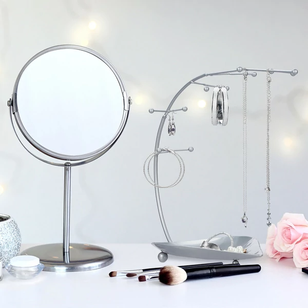 Baum fém ékszertartó állvány ezüst színben mellette egy színazonos sminktükörrel
