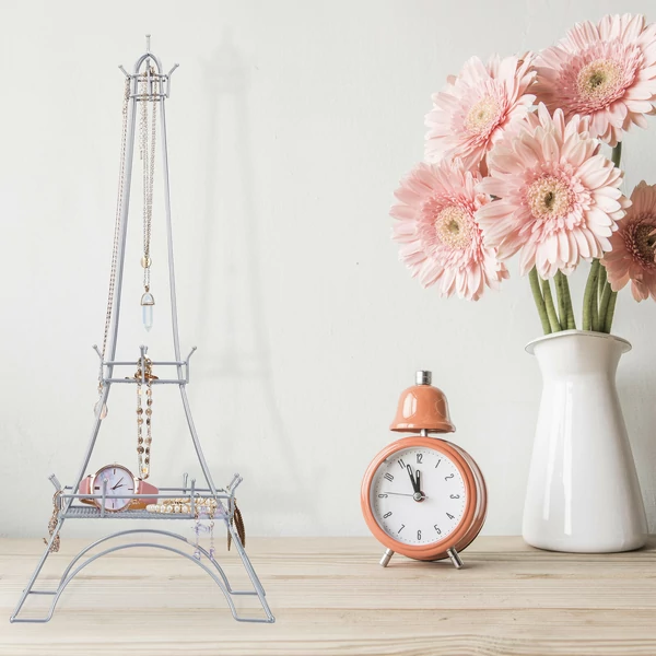 Ezüst színű Eiffel torony alakú ékszer tartó állvány padlón elhelyezve