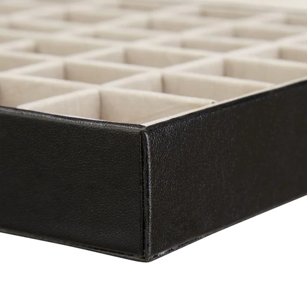 Luna műbőr borítású fekete színű plüss belső borítású ékszertartó tálca egyik külső éle