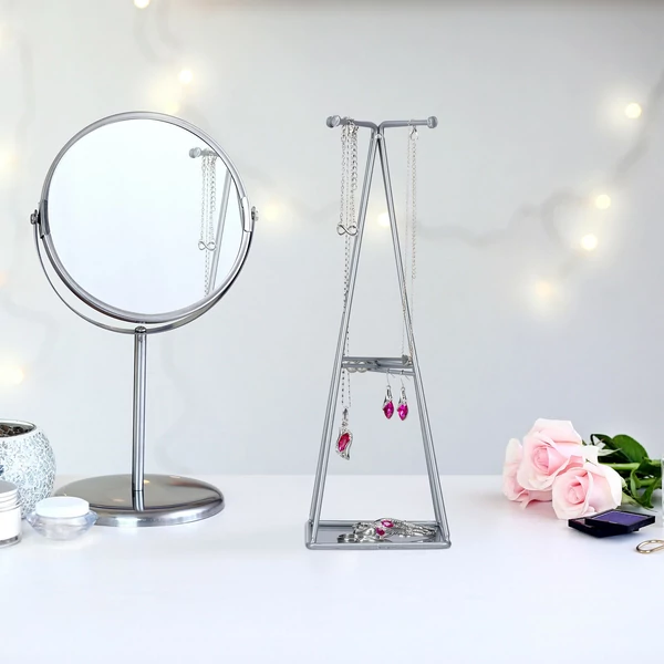 Sminkasztalon a tükör mellett elhelyezett piramis formájú ékszertartó állvány 