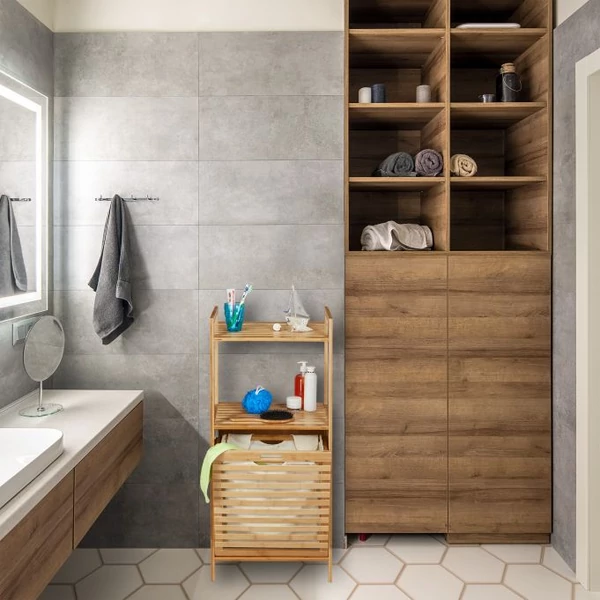 Modern minimal fürdőszoba bambuszból készült polccal és szennyeskosárral