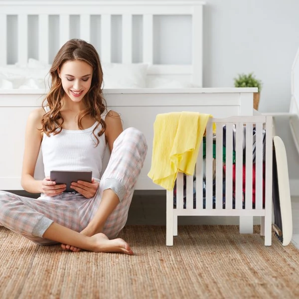 Akár szennyestartóként is használható belső tárolóval készült fürdőszobai pad