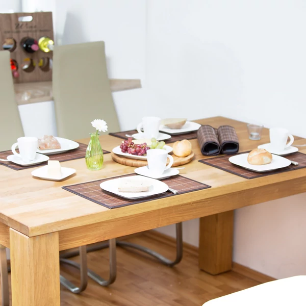 Modern íróasztal megterítve rajta egy hua bambusz tányéralátét szettel