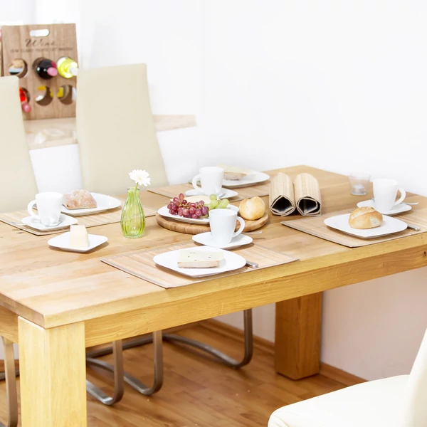 Hua bambusz natúr színű tányéralátétek egy megterített fa étkezőasztalon