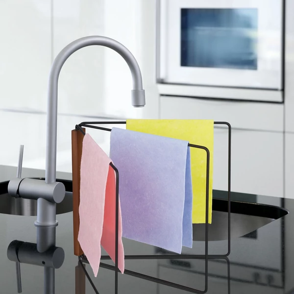 Dolgon törlőruha és mosogatórongy tartó állvány 3 különálló karral acélból a mosogató mellett a konyhapulton