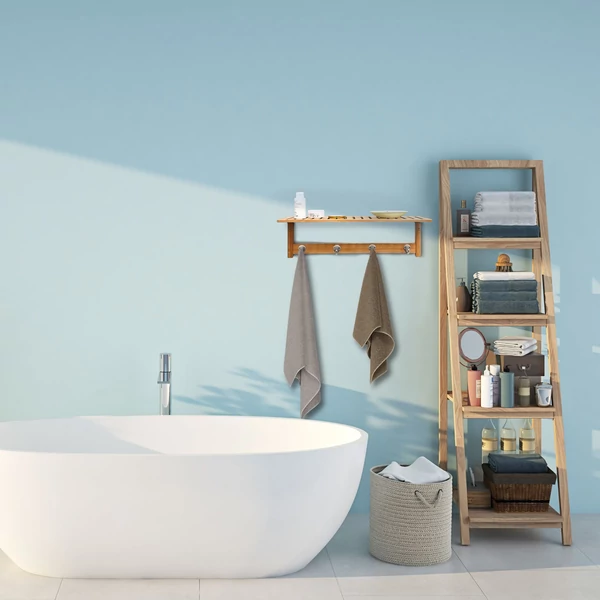 Letisztult fürdőszobában a falra felszerelt emily bambusz fürdőszoba polc és törölközőtartó egy diófa létrapolc mellett