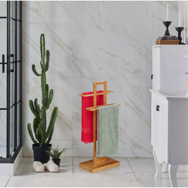 Modern minimal design fürdőszobában elhelyezett aharo bambusz törölközőtartó állvány