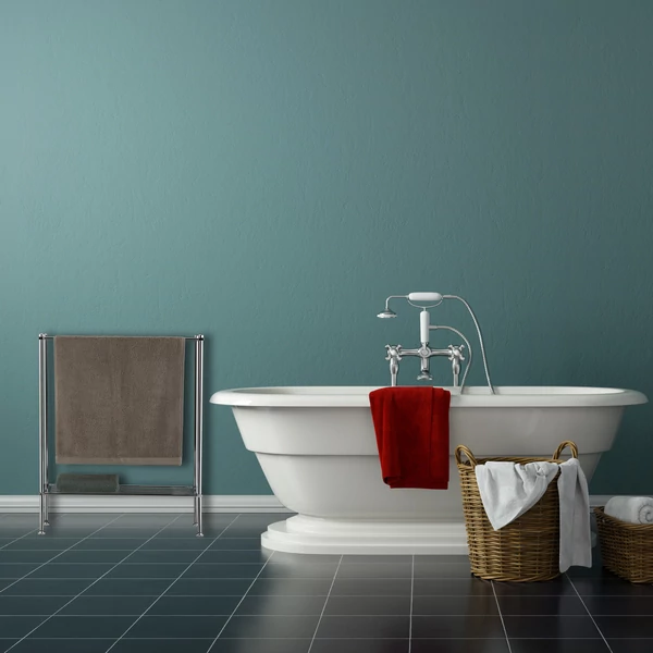 Lon álló törölközőtartó állvány és fürdőszobapolc kád mellett elhelyezve