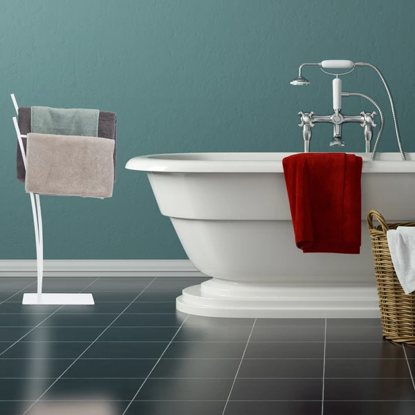 Szabadonálló fürdőkád mellett egy sonsi fehér színű acél törölközőszárító állvány 