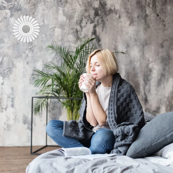 Minimal design falra felszerelt fehér nap alakú tükör