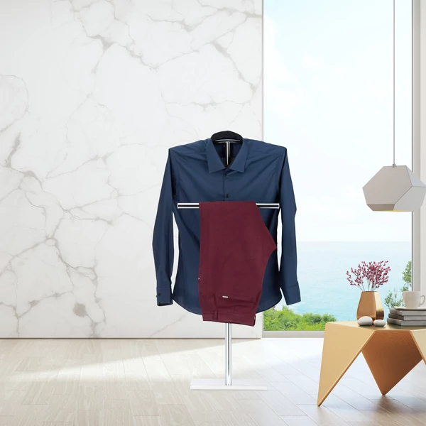 Bertof krómozott acél szobainas nappaliban elhelyezve rajta egy öltönnyel