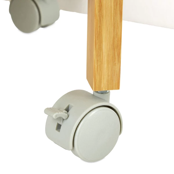 Noboru gurulós ruhaállvány görgős kerekéről készült közeli fotó