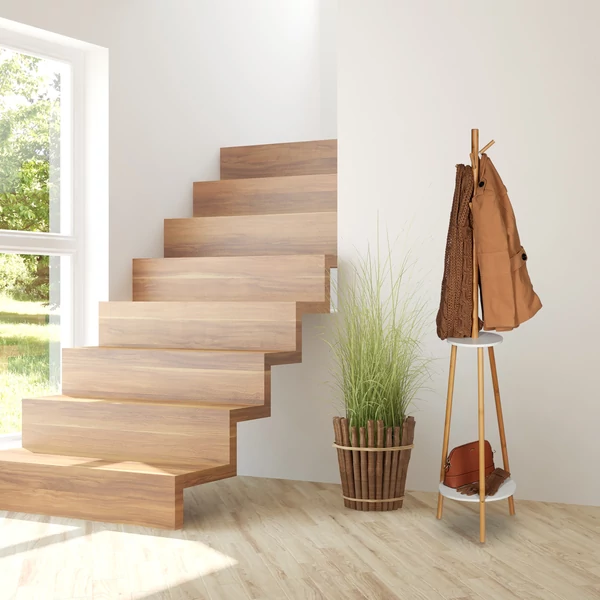 Lépcső mellett a közlekedőben elhelyezett skano ruhafogas és szobainas 