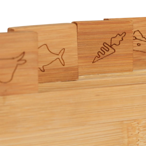 Négy féle alap élelmiszercsoport számára marással megjelölt bambusz vágódeszka szett