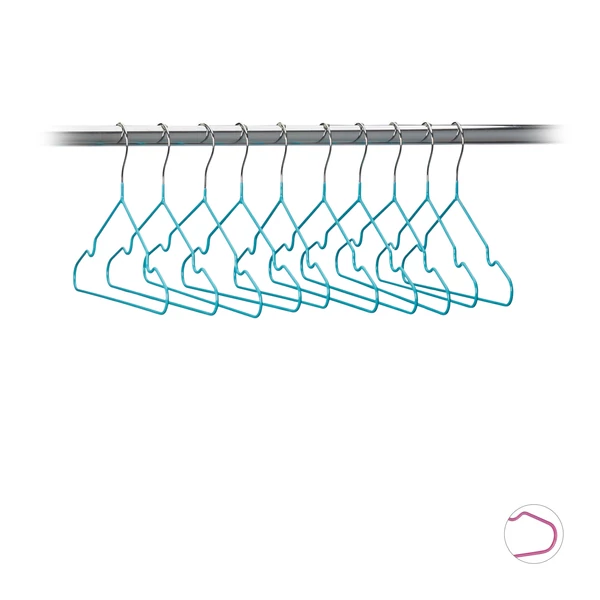 Türkiz színű csúszásmentes bevonatú gyerek vállfák egy ruhatároló rúdon